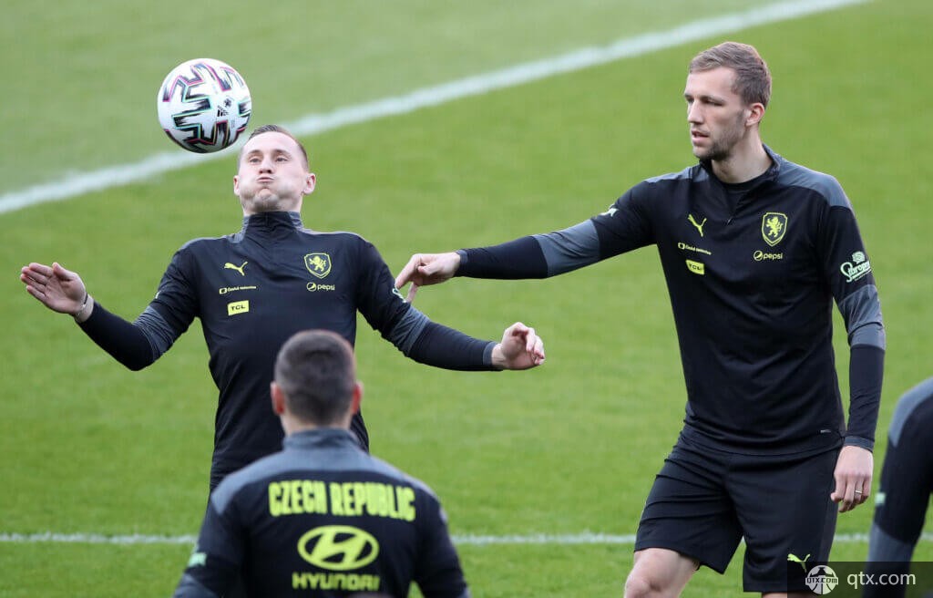 更衣室里的 更衣室里的