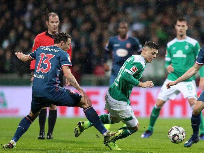 他在接受采 他在接受采